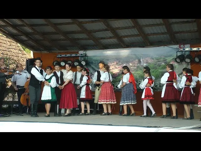 Széki dances performed by the youth from Aita Medie and Vârghiș