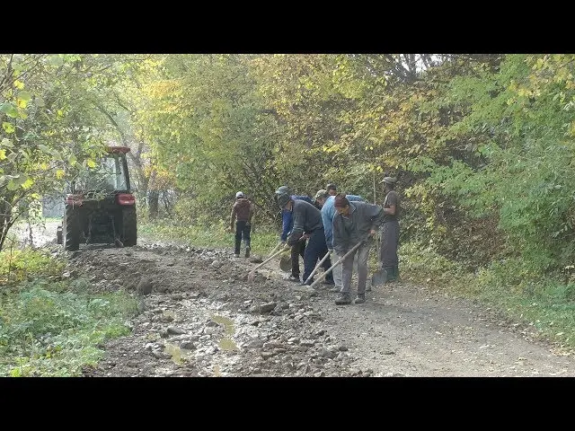 Muncă voluntară de reparație a drumului în Cheile Vârghișului