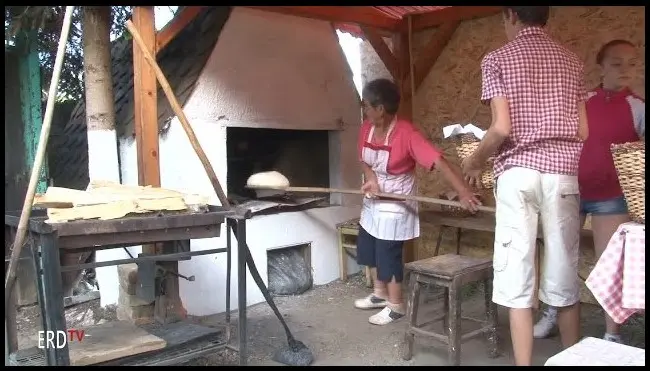 Making bread with homemade potatoes in Bățanii Mici