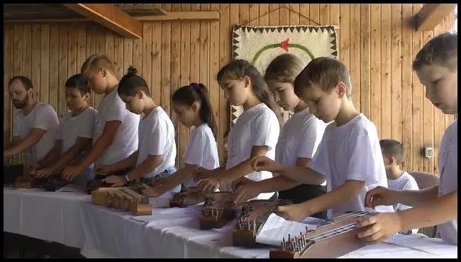 The sound of the zither can be heard at Aita Mare