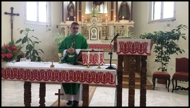 The parish priest László Fülöp preaches the Word